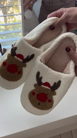 The cutest Christmas Slippers 😍🎄✨ #christmas #holidays #christmasslippers #holidayslippers #womensslippers 
