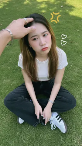 ง้อหน่อยสิ.🥺 #ถ่ายรูป #AI #gemini #สร้างภาพด้วยai #ฟีดดดシ  ▪︎ วิธีแต่งภาพ Gemini 1. เข้า Gemini 2. ใส่รูปภาพที่ต้องการ 3. ใส่ prompt ลงใว้ในคอมเม้นนะคะ  :สร้างภาพพอร์ตเทรตสมจริง(ใบหน้าเหมือนต้นฉบับ 100% ห้ามแก้ไข)   ฉาก : •  ผู้หญิงคนหนึ่งกำลังนั่งอยู่สนามหญ้า  มีแดดอ่อน กระทบผิว มืถือโทรศัพท์เคสสีดำเข้ม •  ทำท่าท่างน่าเอ็นดู • อารมณ์ : งอน   เสื้อผ้า  •  เสื้อท่อนบน: เสื้อครอปสีขาว •  กางเกง: กางเกงยีนส์ทรงหลวม  สีดำฟอกขายาว •  รองเท้า: รองเท้าผ้าใบสีขาว •  เครื่องประดับ: มีสร้อยข้อมือโลหะสีเงินที่ข้อมือซ้าย ผมทรงเดิมเอาดอกไม้ที่หูออก เล็บยาวสีขาว แหวนเงินที่นิ้วกลาง2ข้าง  มุมกล้อง :  มุมกล้องสูง ที่คนที่อยุ่สูงกว่าตัวแบบ ที่ถ่ายลงมาที่ตัวแบบ ทำให้เห็นผู้หญิงนั่งเต็มตัวและเห็นพื้นหลังรอบ ๆ  องค์ประกอบของภาพเพิ่มเติม: มีมือจากผู้ถ่ายภาพยื่นออกมา เป็นมือของผู้ชาย เห็นมีเส้นเลือดเห็นชักใส่แหวนเงินที่นิ้วกลาง สร้อยข้อมือโซ่เงิน ใช้ฝ่ามือลูบที่หัวผู้หญิงอย่างเอ็นดู ตกแต่งภาพด้วย รูปวาดเครื่องหมายโกรธสีเหลือง 2อัน หัวใจเส้นสีขาว2อัน   หน้า: แต่งหน้าโทนธรรมชาติให้ความรู้สึกอ่อนหวาน ผิวขาวเนียนใส ปัดแก้มสีพีชอมส้จม ริมฝีปากโทนชมพูส้มอ่อน ดวงตากลมโตมีอายไลเนอร์บาง ๆ เพิ่มความโดดเด่น