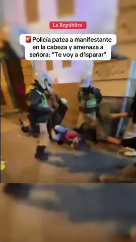 🚨Policía patea en la cabeza a manifestante y amenaza a testigos que se acercaban. El video fue registrado y difundido en las redes sociales, causando indignación entre los usuarios. #marchanacional #josejeri #inseguridad #pnp #noticiasperu 