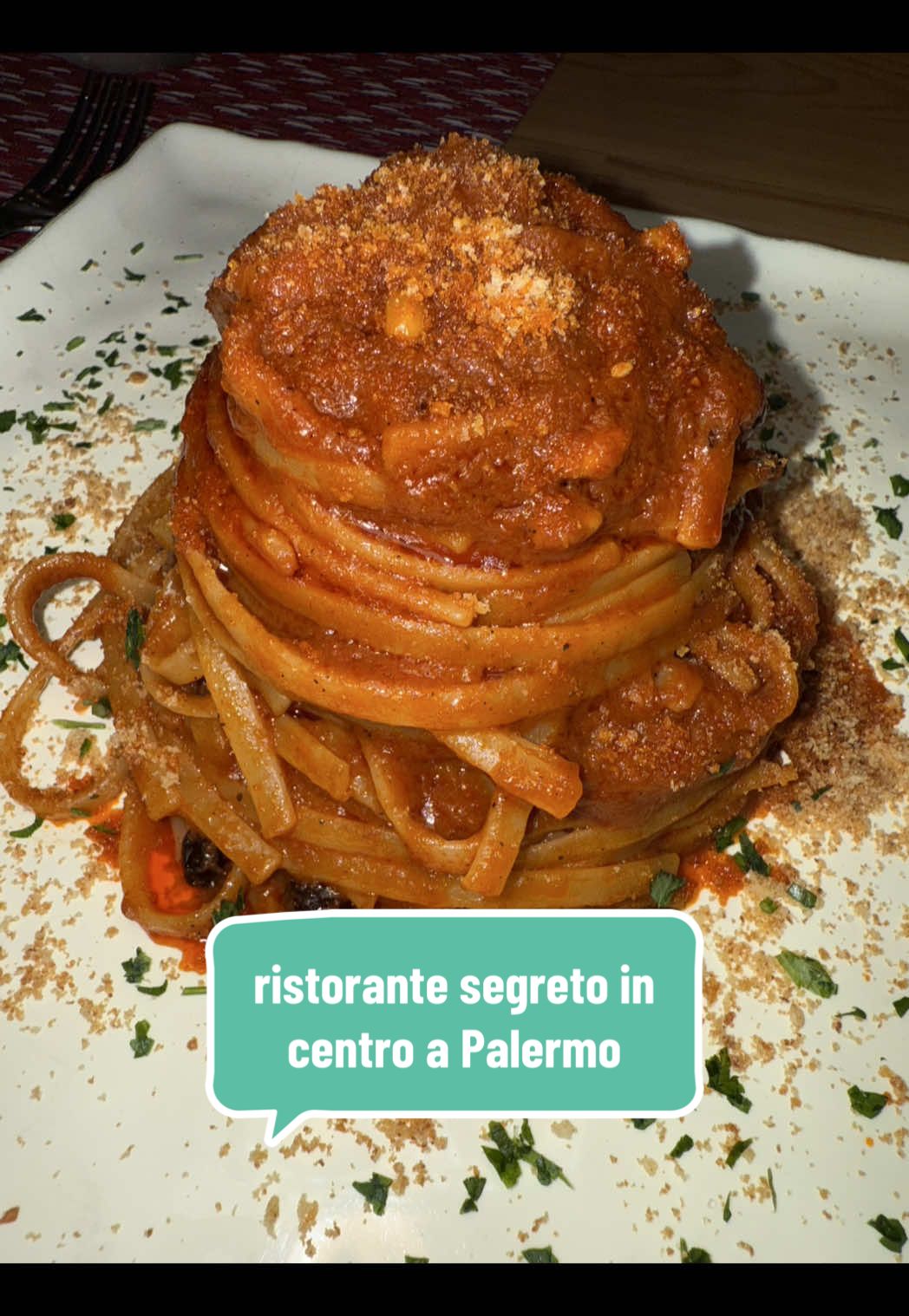 Ho trovato un ristorante segreto in pieno centro a Palermo con recensioni altissime. Il pipino rosso offre una cucina tipica siciliana clsssica e moderna, in una location affascinante che prima era un palazzo storico, con una grande terrazza che si affaccia sui tetti di Palermo per rendere l’atmosfera ancora più emozionante. @TheFork Italia @ilpipinorosso #adv #Thefork