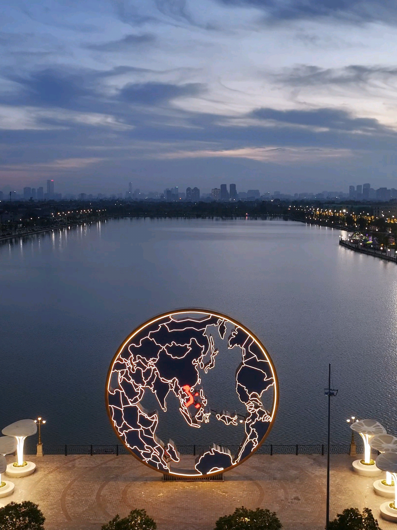 Đi quay lắm lúc cũng bế tắc trong cảnh quay lắm. thế nên mới có những shot quay rất chi là lòng vòng như thế này #nguoibayflycam #vincoloa #vinhomesglobalgate #hồ_trung_tâm_vin_cổ_loa #vinhomescoloa 