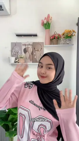 💖Jersey lengan panjang warna pink ini siap nemenin gaya sporty kamu tetap manis dan nyaman! Cocok buat OOTD atau olahraga, tinggal custom nama & nomor biar makin personal✨ #JerseyPink #JerseyLenganPanjang #OOTDSporty #JerseyCustom #JerseyKekinian 