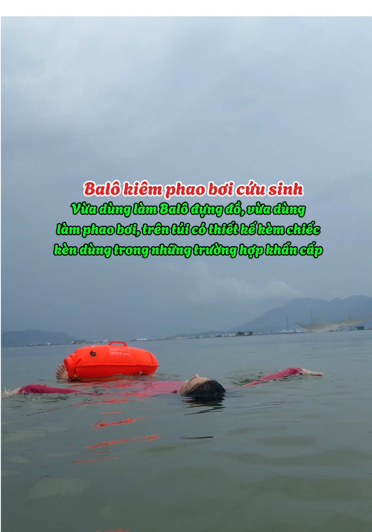 Balô kiêm phao bơi cứu sinh, rất tiện lợi dùng cho các hoạt động dưới nước, đi mưa, đi phượt, ở vùng hay ngập nước có sẵn Balô này cũng rất yên tâm…#nnguyenchii #balo #tuichongnuoc #phaoboi #balochongnuoc 