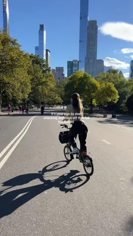 Central Park in the fall🍁🍂 a reminder to my Philly girls - it’s an hour and thirty minutes train ride away!! #gossipgirl #fallbucketlist #centralpark #satc 