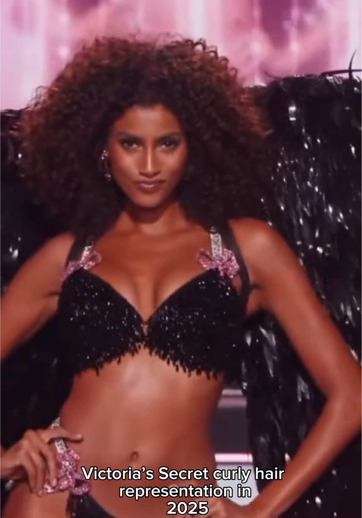 NOW THIS IS WHAT WE CALL CURLY HAIR ON THE VS RUNWAY @Victoria’s Secret  #fyp #curlyhair #hairtok #victoriassecret #hairstyle 