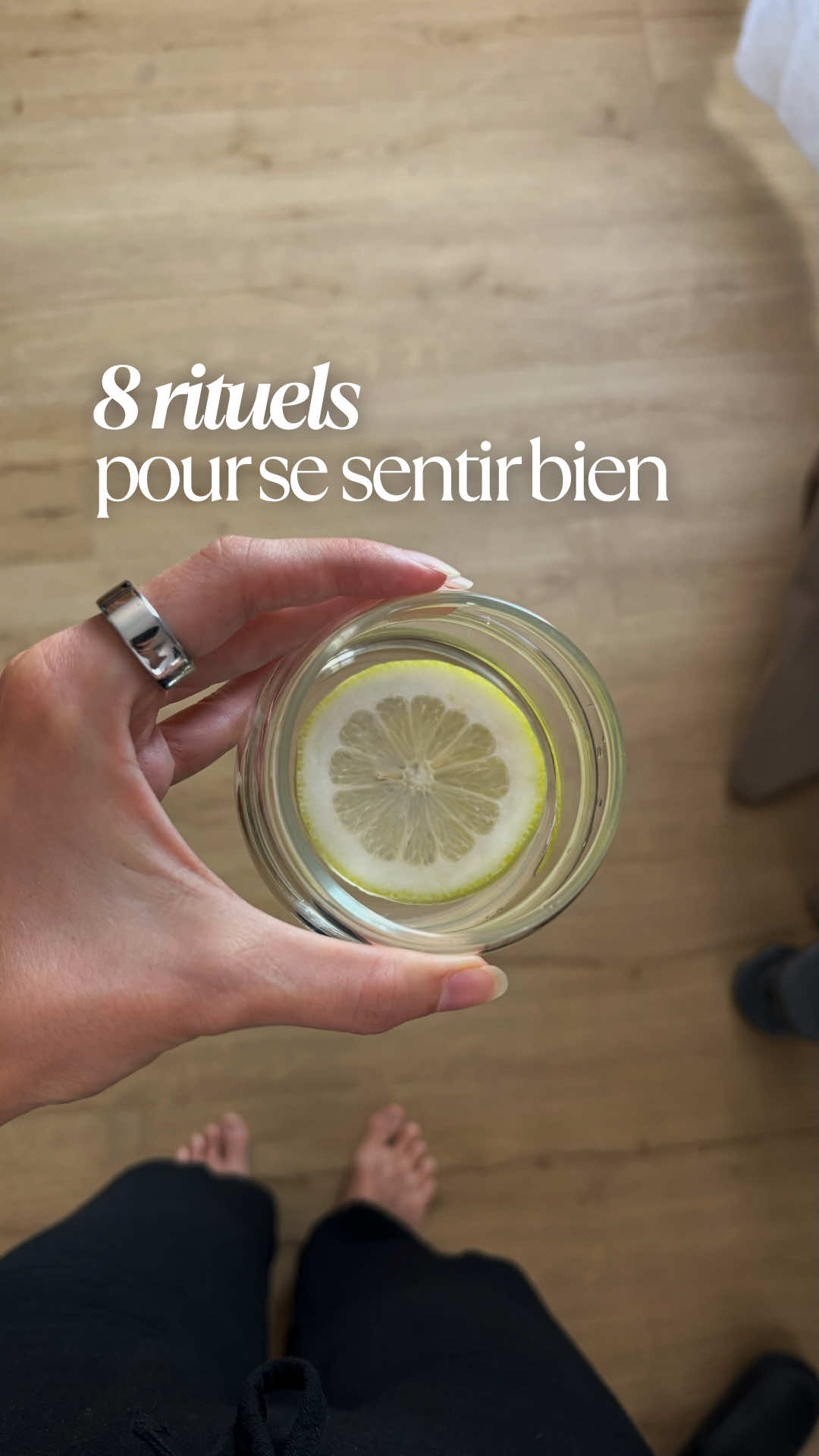 8 rituels dont je ne me passe plus pour soutenir mes hormones et ma peau👇🏻  C’est devenu de véritables habitudes qui ponctuent mes journées et pour la plupart ce n’est pas envisageable de faire sans :  - Boire un grand verre d’eau au soleil dès le réveil ⇒ active la digestion, régule l’horloge interne et le sommeil (oui, oui, ça se prépare dès le matin) - Zinc & oméga 3 ⇒ soutiennent l’équilibre hormonal et ont fait beaucoup pour mon acné hormonale. - Aller marcher dès que je peux dans un endroit vert ⇒ ça vide la tête, ça permet de stimuler la lymphe, soutenir la digestion et l’élimination (avis aux femmes sujettes à la constipation, la marche est le meilleur remède). - Boire une boisson réconfort qui ne me rendra pas nerveuse (cortisol) ⇒ matcha, chaï latte, cacao cérémonie, adaptodènes…  - Repas protéinés et riches en antioxydants ⇒ les protéines soutiennent la production des hormones, stabilisent la glycémie, rassasient, les antioxydants sont protecteurs et anti-inflammatoires. - 20 minutes de Yoga ⇒ quand je me sens submergée par le stress et que j’arrive pas à relâcher les tensions ça me sauve, ça régule le système nerveux donc je suis moins ballonnée, l’appli down dog a été ma découverte 2025.  - Douche chaude juste avant de dormir ⇒ sas de décompression, calme le système nerveux. - Skincare clean avec des actifs reconnus ⇒ acide azélaique, niacinamide, BHA, céramiques.  N’hésite pas à poser tes questions en commentaires 💚 🫐 Sur mon compte je te partage mon mode de vie anti-inflammatoire et plein de conseils pour soutenir ton équilibre hormonal et ta vitalité. Abonne-toi pour ne rien manquer ✨
