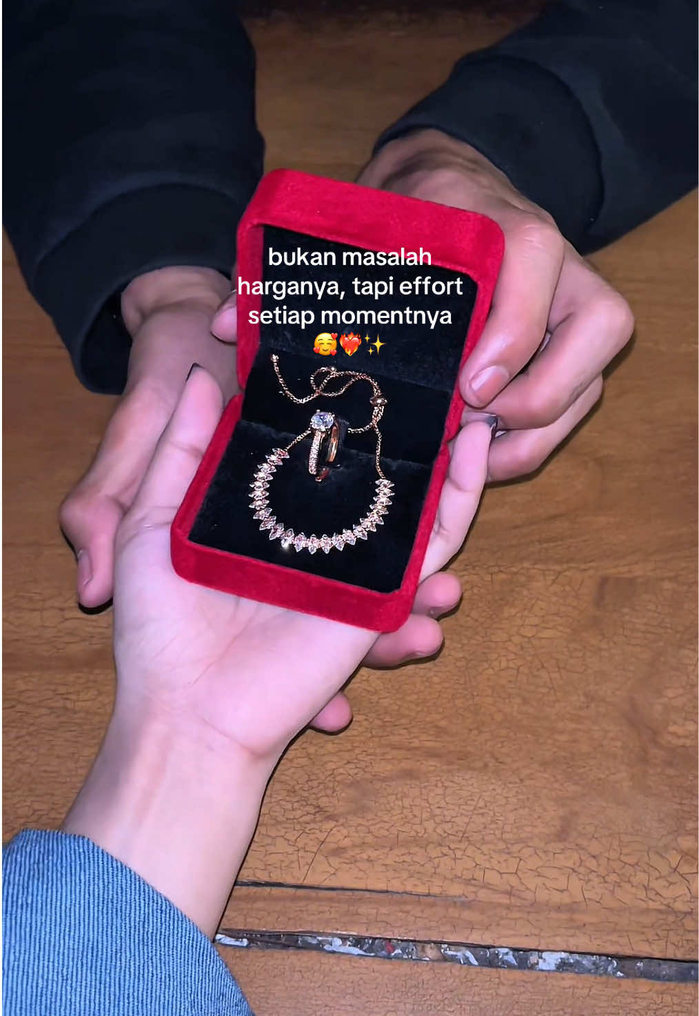 rekomend nih, buat surprise atau hadiah aniv, harga masih worth it buat gelang+cincin free boxnya lagi!! #surprise #cincin #cincintunangan #cincintitanium #fypシ゚ 