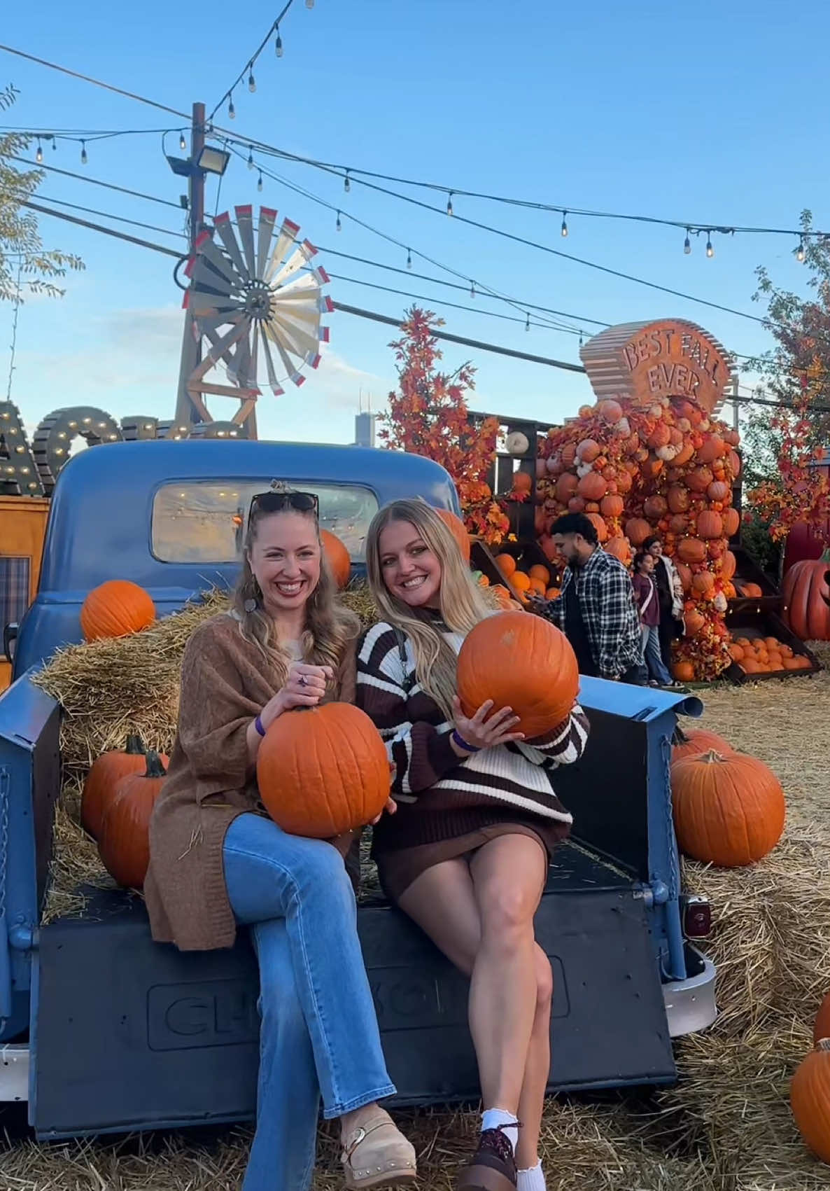 I love fall @Jack’s Pumpkin Pop-Up 🍂🎃🩵 #jackspumpkinpopup #chicagothingstodo #halloweenchicago #chicagofoodie #fallactivities 