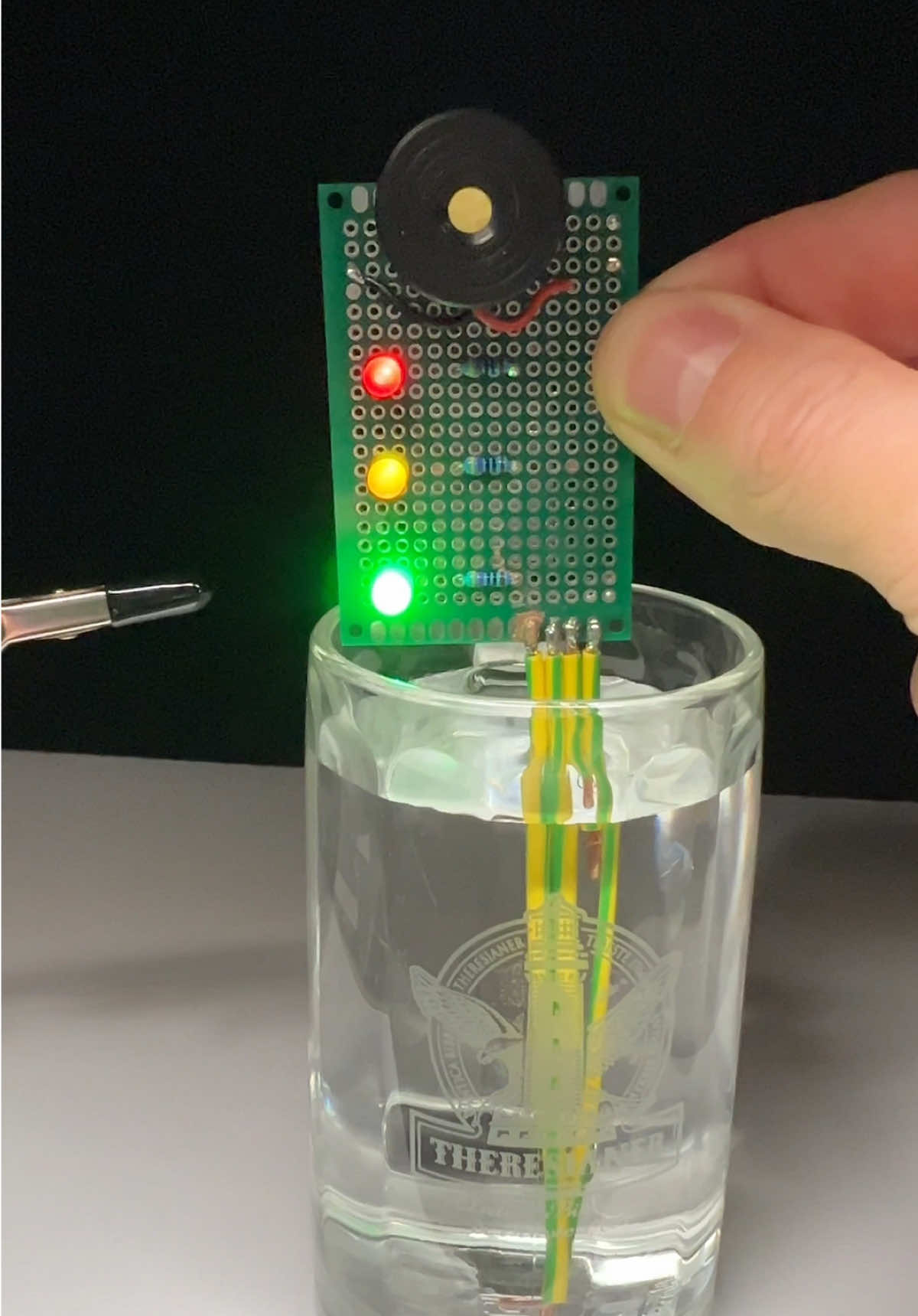 💧🔧 I built a water level using only LEDs and resistors!  In this video, I'll show you how I created a DIY electronic water level using only LEDs and resistors. A simple yet fully functional circuit, perfect for anyone who wants to learn the basics of electronics in a fun and hands-on way. ⚙️✨ 💡 Save this video if you love creative electronics projects. 📲 Share it with friends who love building smart and useful tools! 🧠 Tell me in the comments what kind of electronic circuit you'd like me to build! 💬.   🧩 Make your own PCB with JLCPCB 👉 Fast, easy, and professional manufacturing! 📍 Find the link in my bio 👇 #DIYElectronics #WaterLevel #JLCPCB #SimpleCircuit #Inventions