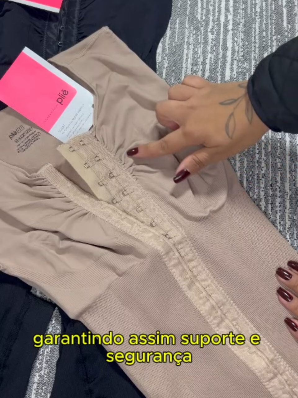 💖 Tecnologia e beleza para sua rotina! O Macaquinho Regata Estético da Plié modela o corpo com conforto, reduz sinais da celulite e ainda melhora a elasticidade da pele com o uso contínuo. ✨ Malha reforçada no tronco e nas coxas ✨ Compressão suave nos seios ✨ Fechamento frontal com colchetes forrados ✨ Abertura higiênica ampla ✨ Detalhes em renda delicada 🔎 Disponível do P ao GG 📍 Cores sob consulta Sinta-se segura, linda e confortável o dia todo. Clique e compre agora! #Delute #ModaModeladora #Plié #PósCirúrgicoComEstilo #MacaquinhoEstético #ConfortoEFeminilidade #LookModelado #AutoestimaSempre #LingerieModeladora #BelezaQueAbraça