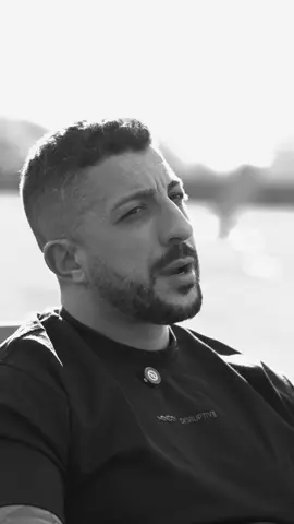 Muchas veces vemos las banderas rojas —señales claras de que algo ya no va—, pero no queremos verlas. Y ahí empieza la tragedia: sabemos que tenemos que dejar esa relación, ese trabajo, esa situación… pero seguimos, por miedo a sufrir. Y al final sufrimos el doble por alargar lo inevitable. La vida te pide soltar, y cuanto antes lo hagas, antes llega la paz. #Unreal #BanderasRojas #Soltar #Despertar #Conciencia #RelacionesSanas #DesarrolloPersonal #Autoconocimiento #Verdad #Plenitud #Rendición #ReflexiónDiaria #CrecimientoInterior #Transformación #Mentoría