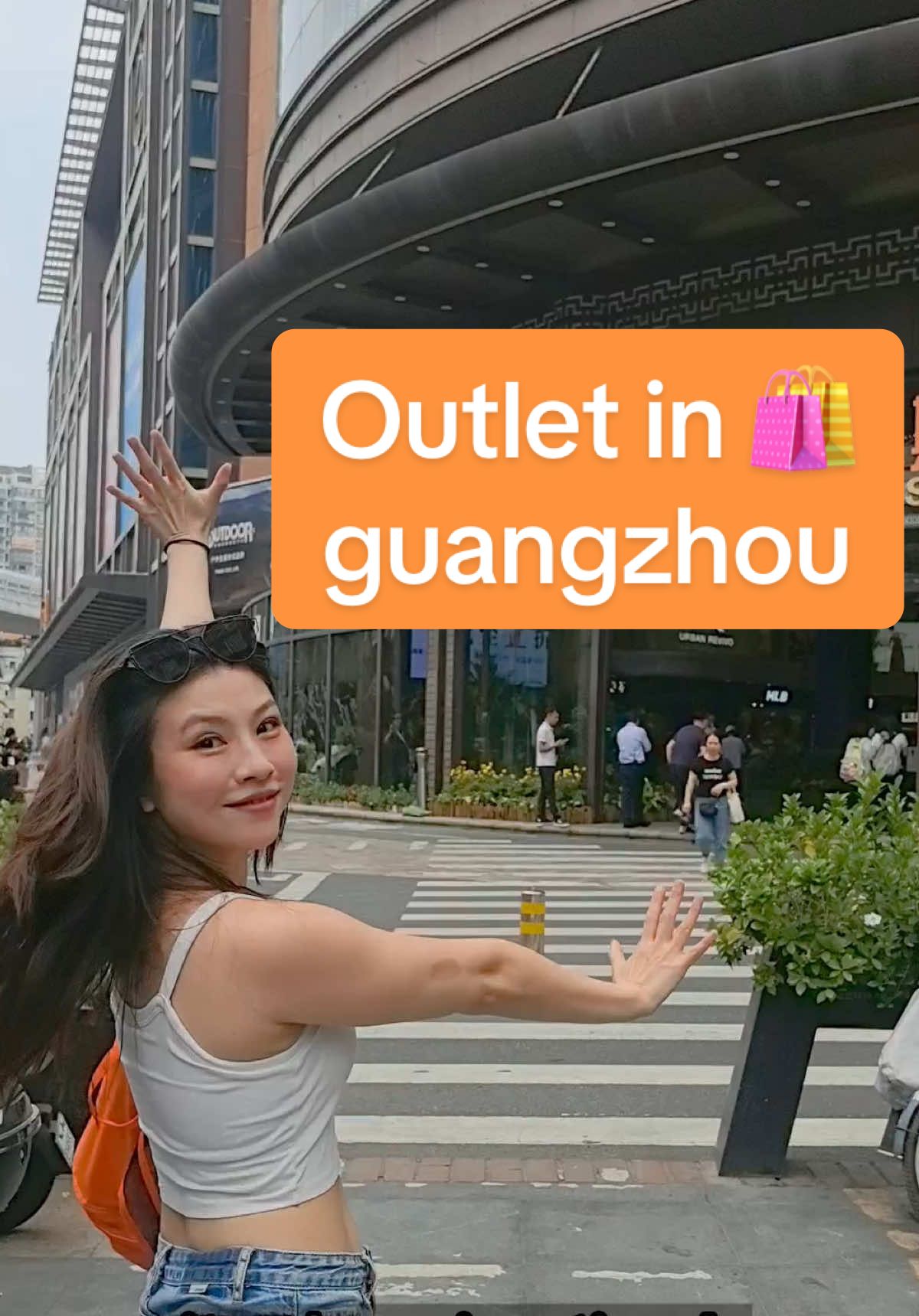 Outlet mall in guangzhou downtown! #cantonfair #cantonfair2025 #outlet #discountshopping #wholesale #guangzhou #chinatravel 