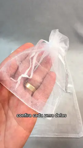 ✨ Organize, encante e presenteie com charme! Os saquinhos de organza são perfeitos pra dar aquele toque especial nas suas lembrancinhas de fim de ano, chinelos personalizados, semi-joias, kits de presente ou até pra deixar suas gavetas organizadas com estilo 💫 Disponíveis em vários tamanhos — desde os mini (ideais pra pulseiras, terços e acessórios delicados) até os grandes, perfeitos pra chinelas, biquínis ou kits completos 😍 💬 Dica: além de embelezar, eles valorizam o seu produto e fazem toda diferença na hora da entrega ou da vitrine! Se tiver dúvida sobre o tamanho ideal, me chama no Direct ou no WhatsApp da loja, que eu te ajudo a escolher o seu 💖 #PareRepare #SaquinhoDeOrganza #Lembrancinhas #Artesanato #EmbalagensFinas          