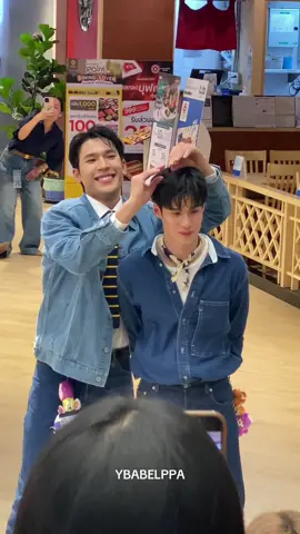 เพิร์ลชอบติดโบว์ให้พีคตลอดอะ 💕 cute #pearlpeak #pearlpooo #peakpeemapol #toystoryxpearlpeak #สลักรักในแสงจันทร์ @Pearlpooo @peakpeemapol 