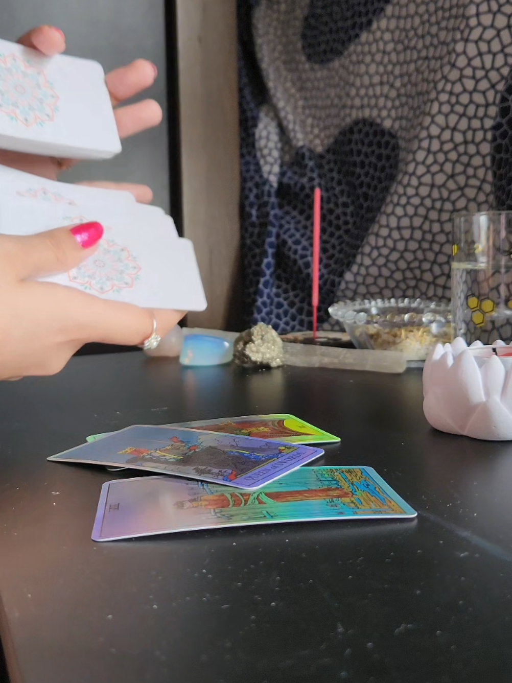 🔮 Cada tiragem comigo é feita com carinho, preparo e respeito à sua energia.   ✨ Você escolhe o baralho e o incenso que vão te acompanhar — tudo pensado pra que a leitura converse com o seu momento. 🃏 As cartas são embaralhadas com intenção,com base na sua energia e abertas com método intuitivo e respeitoso, sempre buscando clareza e verdade para o que você precisa ouvir. 🕯️ Uso velas, incensos e materiais que ajudam a criar um ambiente limpo, protegido e cheio de intenção.   Por isso, minhas consultas não são gratuitas: há investimento real pra te oferecer uma experiência profunda e verdadeira. 🌙 E pra quem caminha comigo, tem vantagens especiais com o tempo.   💫 Aqui, sua história é levada a sério — e sua energia, respeitada com amor. #EnergiaComPropósito #ConsultaComEmpatia #TarôQueAcolhe #FidelidadeMística #EspiritualidadeComCuidado 