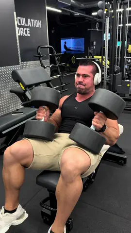 Actuellement, je travaille une séance sur deux les pectoraux à la barre puis aux haltères pour toujours choquer le muscle 💪  #teveo #fitnesspark #chest #dumbell 