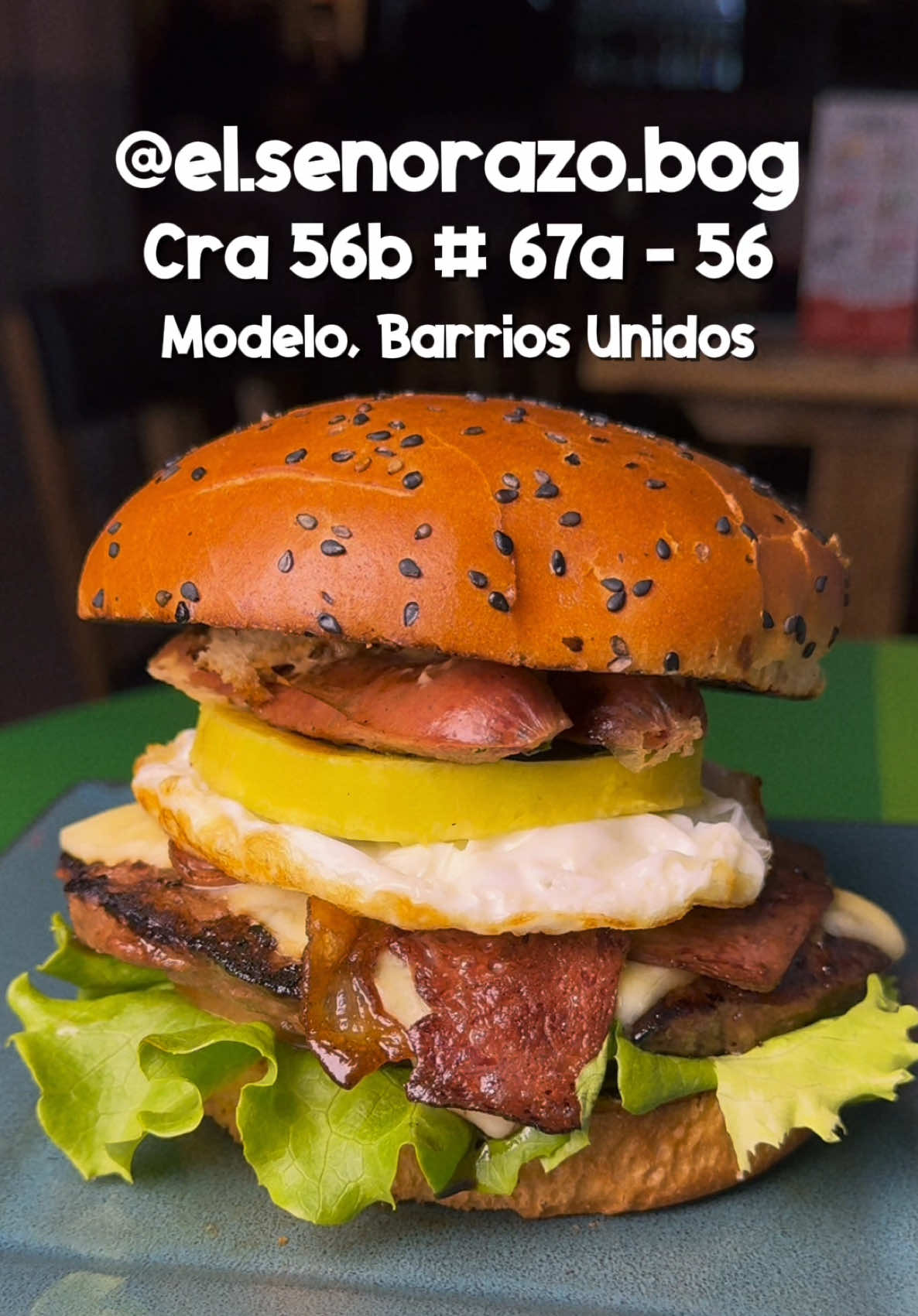 🍔 @el.senorazo.bog presenta: La Cachaca Togarashi Una creación con toda la actitud bogotana, lista para el @burgerweek.2025  Entre pan brioche y mayonesa togarashi, se arma una mezcla brutal de sabores: carne artesanal, queso, jamón de cerdo, tocineta, huevo frito, chorizo, lechuga romana y tomate fresco 🔥 Una burger hecha pa’ los que saben disfrutar de verdad 🚩 Ubicados en la Cra 56b # 67a - 56, Modelo Barrios Unidos 🔥 Burger sola a $19.000 y en combo a $25.000, del 17 al 26 de Octubre #burgerweek2025 #festivalesweek #hamburguesasartesanales #deliciascondaniel #colombia  Con el apoyo de: @customculinary.andino @similoapanetto 