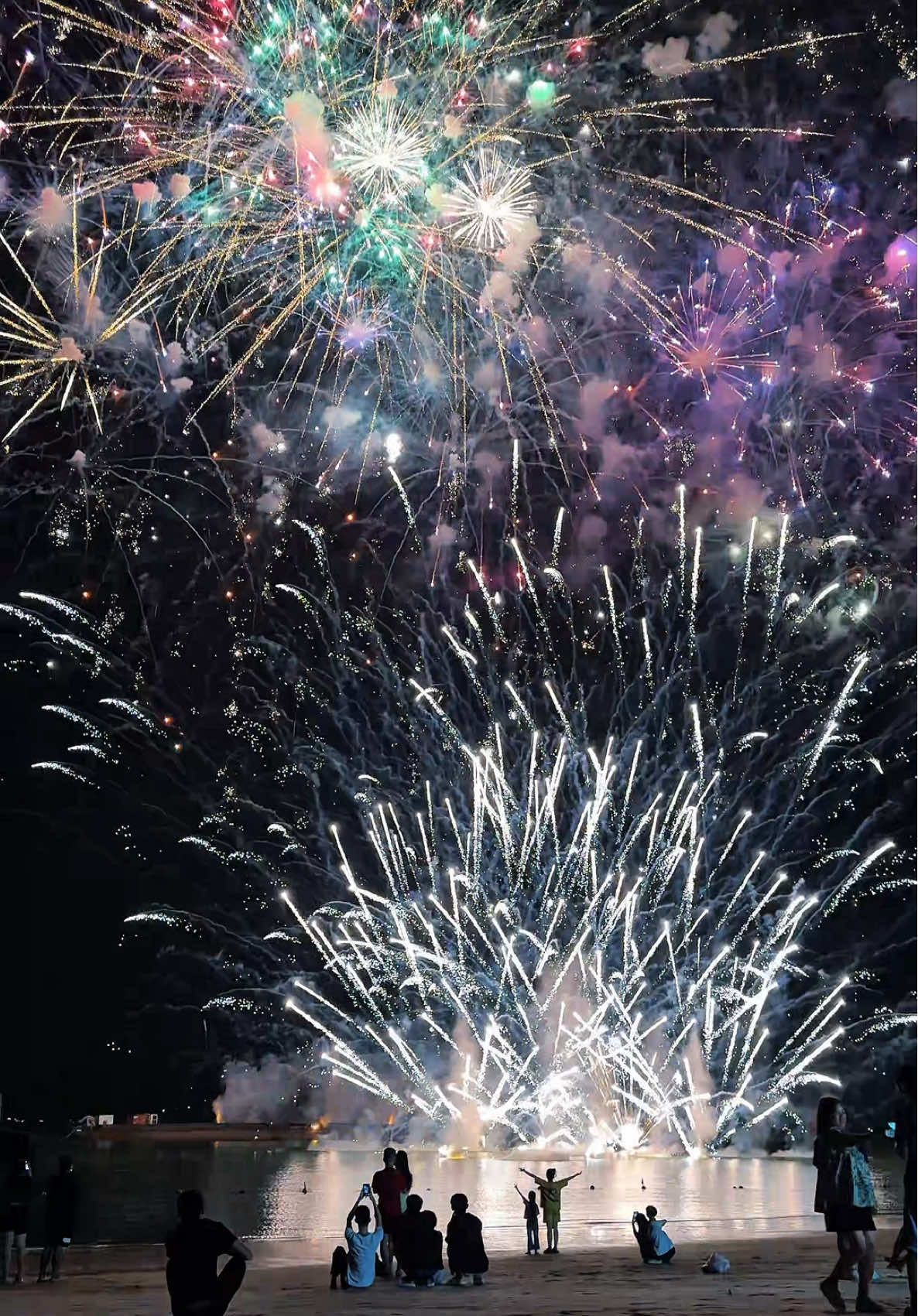 Đừng bảo đi Hạ Long thấp điểm k có gì chơi. Hạ Long toi bắn pháo hoa hết năm cho bạn ngắm 😇😇 #halong #phaohoahalong #reviewhalong #homestayhalong #halongtattantat 