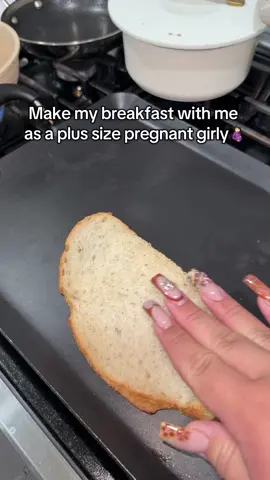 I wanted to add ham but been trying to stay away from it because of all the sodium 🥹 #pregnancylife #pregnancycraving #pregnant🤰 #breakfastideas #pregnantlife 