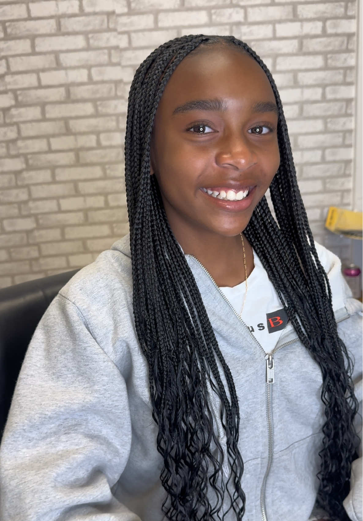 Loveee these knotless boxbraids 😍😍 using ez braid 20 inch with human hair added to the ends. Now booking for November ladies! #braids #knotlessbraids #braidtutorial #braidersontiktok #curlybraids 