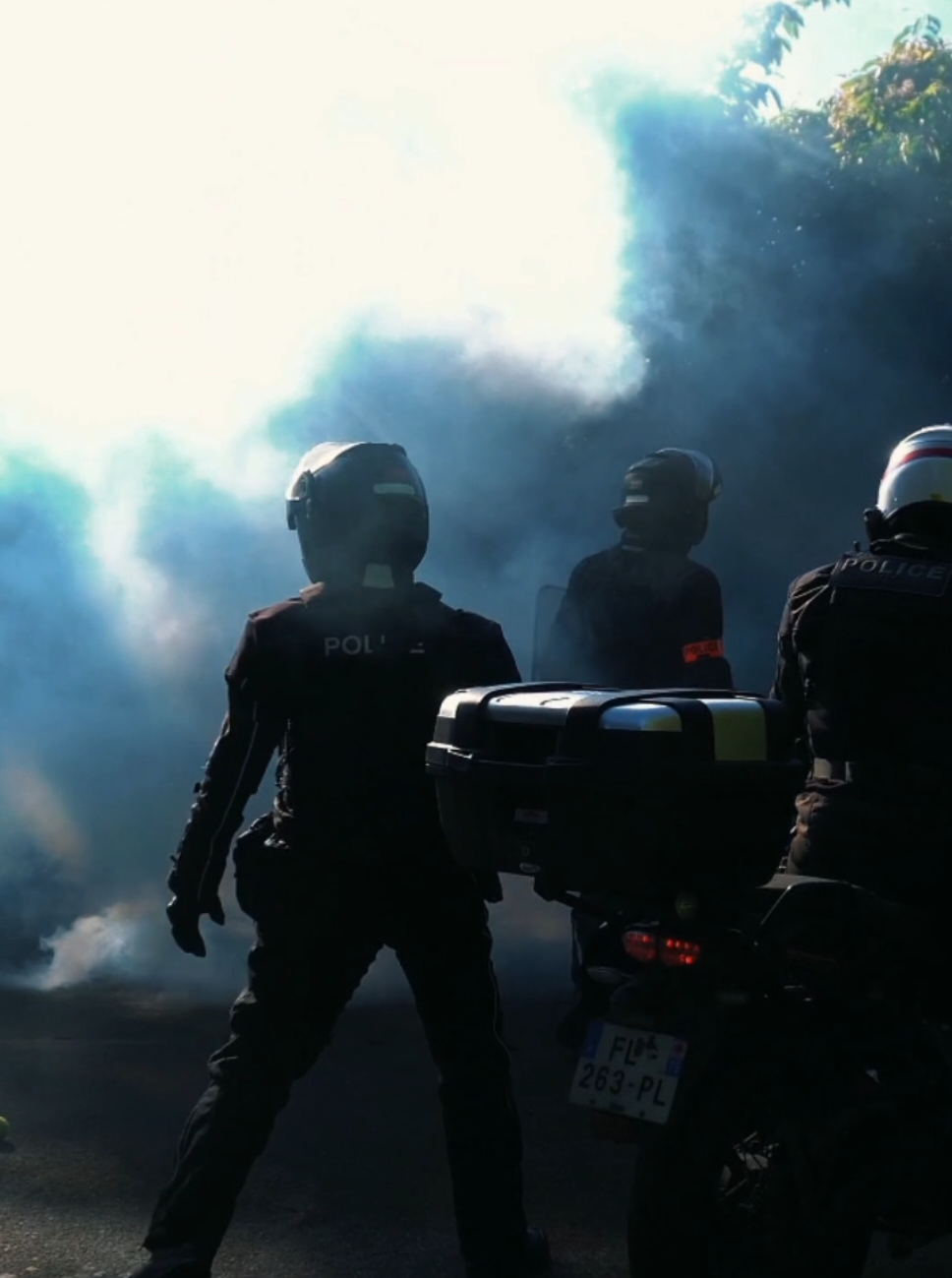 Coordination, précision et réactivité : lors de cet entraînement conjoint entre le SSO et la BRAV-M, nos équipes ont renforcé leur capacité à intervenir rapidement et efficacement dans des situations complexes. Ces exercices permettent d’affiner les tactiques, de renforcer la synergie entre unités de pointe et d’assurer une réponse optimale face aux menaces. Un engagement sans faille au service de la sécurité et de la protection de tous. DOPC : Direction de l’Ordre Public et de la Circulation SSO : Service de Soutien Opérationnel BRAV-M : Brigade de Répression de l’Action Violente – Motorisée 📹 @FdoPicture  #dopc #police #policenationale #cops #moto  @𝔹𝕌𝔻 @Sebastien_Fox 