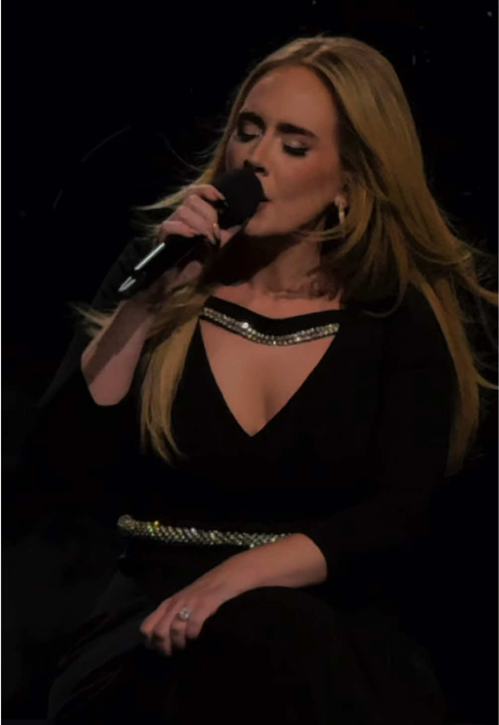 I can’t love in the dark 🖤 || #adele #viralsong #loveinthedark #adeleadkins #fyp 