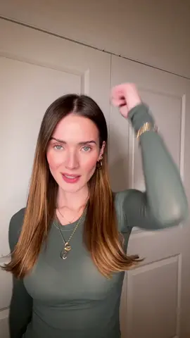 Ok ok me uní al #trend jajajajja !  Cuál otro está bueno para hacer Tiktok ?  Leo los comentarios 😍😏…  #bailecito #makeup #naturalmakeup #baile 