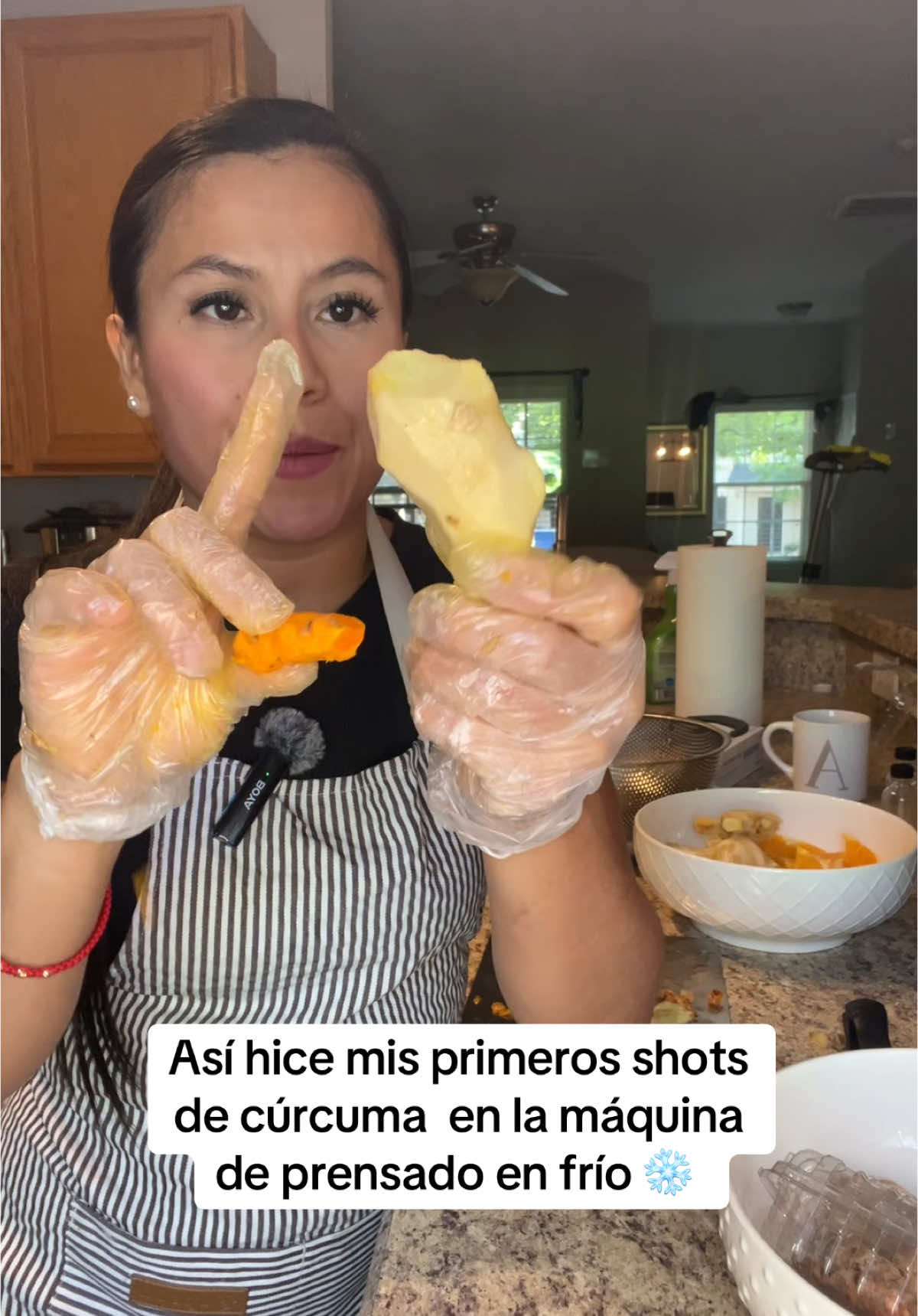 Así hice mis primeros shots de cúrcuma y jengibre de prueba en la máquina de prensado en frío. 