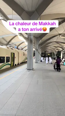 Lorsque tu descends tu Tgv a Makkah tu n’as plus d’air tellement il fait chaud 😅🥵 #makkah #pourtoi #fyppage #jeddah #umrah 