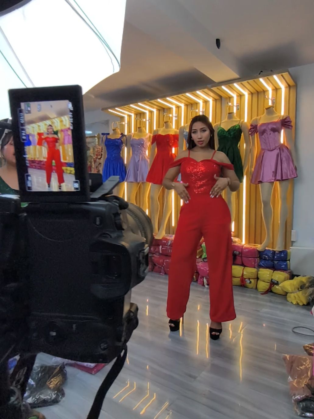 Visítanos en nuestra Fábrica✨ 𝗦𝗢𝗠𝗢𝗦 𝗨𝗡𝗔 𝗙𝗔𝗕𝗥𝗜𝗖𝗔 𝗗𝗘 𝗩𝗘𝗦𝗧𝗜𝗗𝗢𝗦 Visítanos en: 📍 Prolongación Gamarra 770 📍 Psje. Emilio San Martin 130, la victoria #gamarra #vestidosdenoche #fyp #vestidodefiesta  #fabricadevestidos