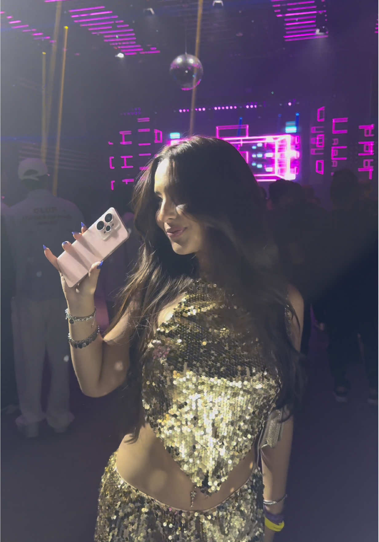Adivinha só quem foi Curtir a Night? ✨💛 Vem ver como foi o Bailão de lançamento do realme 15 Series, o celular com a melhor câmera pra fotografar em ambientes noturnos. Teve Vanessa Lopes, Nathalia Valente e até um smartphone que muda de cor (realme 15 Pro Edição Limitada Game of Thrones).  @realme Brasil  #realme #realme15Series #realme15Pro #MakeItReal #AIPartyPhone  