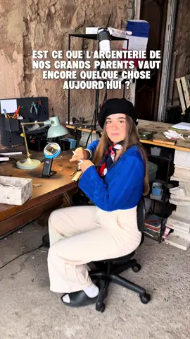 Est ce que l’argenterie vaut encore quelque chose aujourd’hui ?  Vous le savez, je recycle principalement de l’argenterie en bijoux donc j’ai appris à lire les poinçons et comme c’est fréquent que les clients soient étonnés que leurs couverts ne soient pas en argent, j’y réponds en vidéo.  Même si je les recycle, je trouve ça dommage qu’on ne les utilise plus dans notre quotidien, ce sont les objets de valeur qui embellissent nos tables et on ne devrait pas les laisser prendre la poussière.  #argenterie #fourchette #cuillere #bijoux #argent #metalargenté #poinçon 