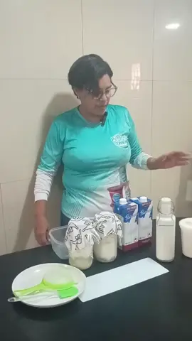 El kéfir es una bebida fermentada con una gran cantidad de microorganismos beneficiosos (probióticos) que le confieren múltiples ventajas para la salud. ​Los principales beneficios del kéfir incluyen: ​Mejora la Salud Digestiva: ​Rico en Probióticos: Contiene una gran diversidad de bacterias y levaduras beneficiosas que ayudan a equilibrar la microbiota intestinal (flora intestinal). ​Regula el Tránsito Intestinal: Ayuda a prevenir y combatir el estreñimiento y la diarrea, y puede aliviar los síntomas del síndrome del intestino irritable. ​Facilita la Digestión: Las bacterias del kéfir predigieren la lactosa, lo que lo hace mejor tolerado, incluso por muchas personas con intolerancia a la lactosa. ​Restaura la Flora: Es un aliado para regenerar la flora intestinal afectada por antibióticos o estrés. ​Fortalece el Sistema Inmunológico: ​Alrededor del 70% de las células defensivas se encuentran en el intestino, por lo que una microbiota saludable (gracias a los probióticos del kéfir) contribuye directamente a fortalecer las defensas del organismo. ​Beneficios para la Salud Ósea: ​Es una buena fuente de nutrientes esenciales para los huesos como calcio, magnesio, vitamina D y fósforo. ​Contiene Vitamina K2, que ayuda a una mejor absorción del calcio y contribuye a mantener la densidad ósea, ayudando a prevenir la osteoporosis. ​Propiedades Antioxidantes y Antifúngicas: ​Aporta un efecto antioxidante que ayuda a proteger contra la oxidación celular y el envejecimiento prematuro. ​Algunos de sus componentes, como el polisacárido llamado kefirán, se han asociado con la capacidad de combatir bacterias perjudiciales (como E. Coli y Salmonella) y hongos (como Candida Albicans). ​Otros Beneficios Atribuidos: ​Ayuda a reducir el colesterol 