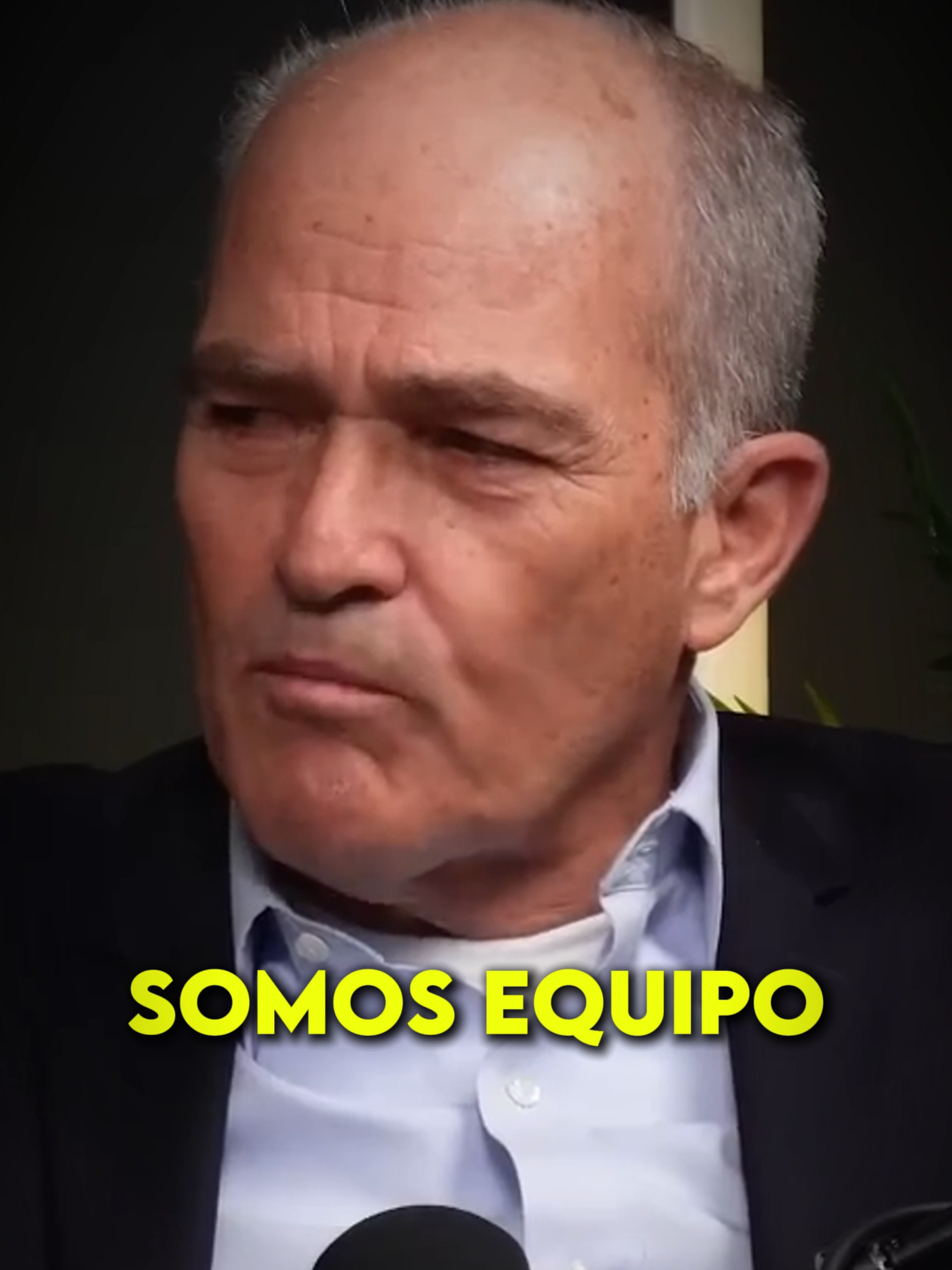 “Los éxitos son en plural, los fracasos en singular.” Roque Benavides, presidente de Minas Buenaventura, nos recuerda la importancia del trabajo en equipo y la responsabilidad individual. Cuando las cosas salen bien, se celebra en conjunto; cuando van mal, se asume con el pecho. #Liderazgo #TrabajoEnEquipo #GurúMotivación #reflexión