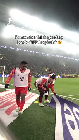 Now this is what we call an epic battle 😂⚔️ #Bundesliga #DerKlassiker #fcb #bvb #LiveOutlandish 