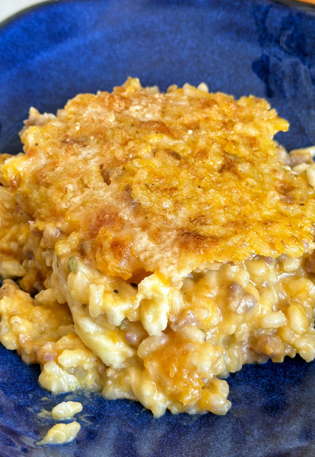 RISO AL FORNO CON ZUCCA, SALSICCIA E MOZZARELLA 😍🤤 SALVA LA RICETTA ✨ Per 5 persone hai bisogno di: - Riso 500g - Salsiccia 400g - Zucca 500g - Aglio 2 spicchi  - Peperoncino fresco 1 - Mozzarella 300g - Pecorino grattugiato qb - Vino rosso 1/2 bicchiere - Olio extravergine d’oliva qb - Sale qb In una padella soffriggi gli spicchi d’aglio con dell’olio e il peperoncino fresco, aggiungi poi la zucca pulita e tagliata a pezzetti. Aggiungi un bicchiere d’acqua e cuoci coperto con coperchio, finché non si sarà ammorbidita. Aggiusta di sale e frulla quasi tutta la zucca, lascia qualche pezzetto in padella dove aggiungerai la salsiccia privata del suo budello. Sfuma con del vino rosso e fai evaporare l’alcol. Aggiungi il riso cotto alla crema di zucca, la mozzarella, la salsiccia, il pecorino o il parmigiano grattugiato e amalgama tutti gli ingredienti. Trasferisci su una teglia, cospargi la superficie con del parmigiano e cuoci in forno statico preriscaldato a 180° per 20 minuti, gli ultimi 3-4 minuti con grill. Lascia intiepidire e… Godi ✨ #ricettadelgiorno #riso #zucca #ricettefacili #ricette  