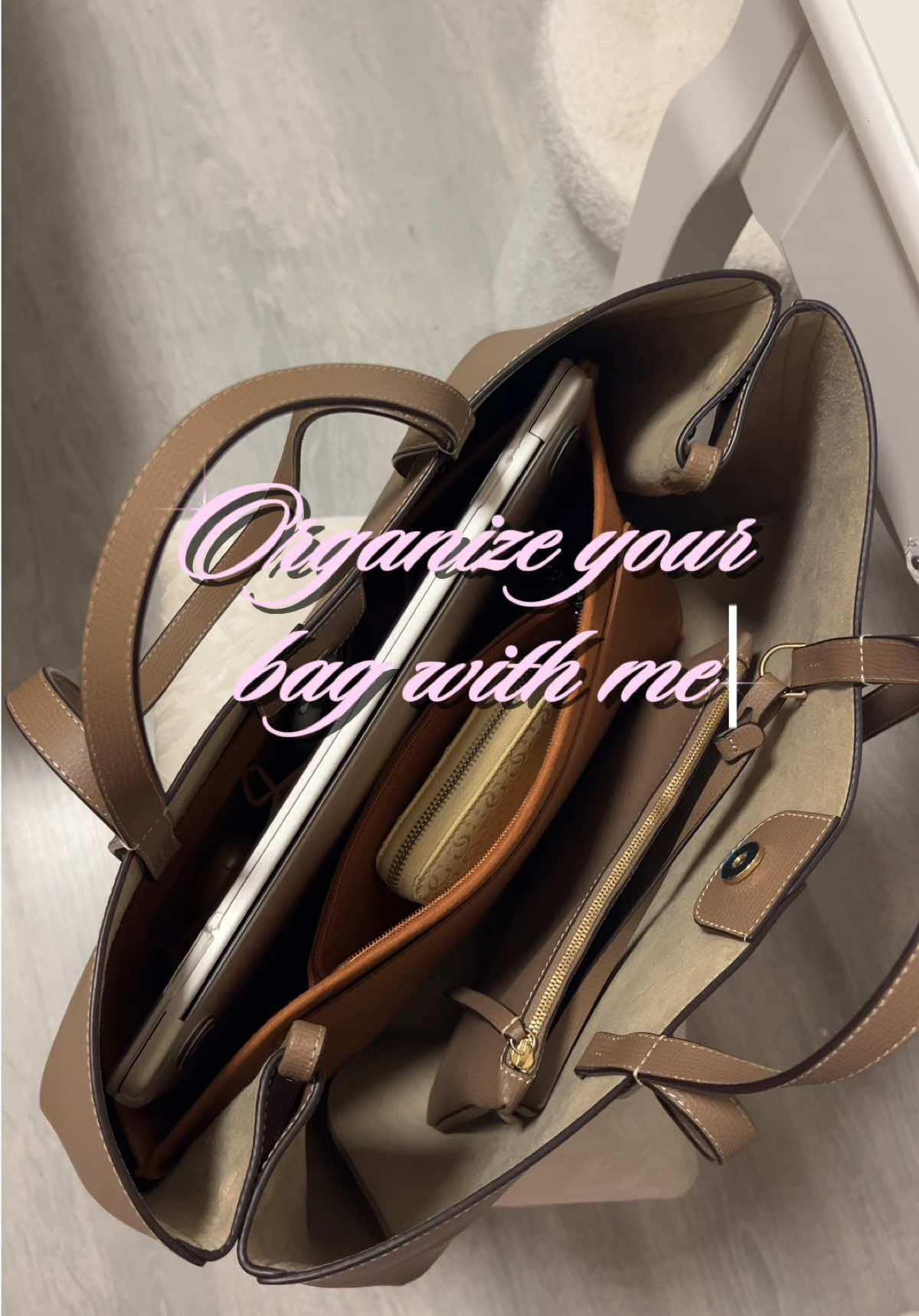 What’s in my bag with me Sac @polene_paris et organisateur de sac sur le panier orange 🍊  #whatsinmypurse #whatsinmybag #tiktokshopfrance #bagorganizer #organizer