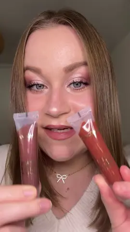 ✨ Le retour d’une icône ✨ #collaborationcommerciale   Les Juicy Tubes de Lancôme font leur grand come-back avec l’édition limitée Café Crush ☕💄 – l’accessoire beauté parfait pour réussir le look latte makeup ou mocha makeup du moment. 🌟 Deux nouvelles teintes exclusives viennent compléter la gamme :  🍫 Cocoa Macchiato : un brun chaud et gourmand, intense et élégant. 🌰 Almond Grip : un nude amande crémeux et subtil, idéal pour un fini naturel et lumineux. 💋 Plus qu’un simple gloss, les Juicy Tubes offrent : * Une texture ultra glossy qui sublime les lèvres avec un effet miroir irrésistible ✨ * Une formule enrichie en vitamine E 🌿 pour hydrater, lisser et réduire l’apparence des ridules. * Une sensation gourmande et addictive qui transforme instantanément votre sourire. 👉 À porter seul pour un fini pur et éclatant, ou en combo avec votre rouge à lèvres préféré pour des lèvres repulpées et ultra tendances. Alors les filles, vous êtes plutôt team Cocoa Macchiato ou team Almond Grip ? ✨☕ #CafeCrushBeautyCrew #lancomemakeup #juicytubes #cafécrush @beautycrewfr @lancome.official @lancomeofficial