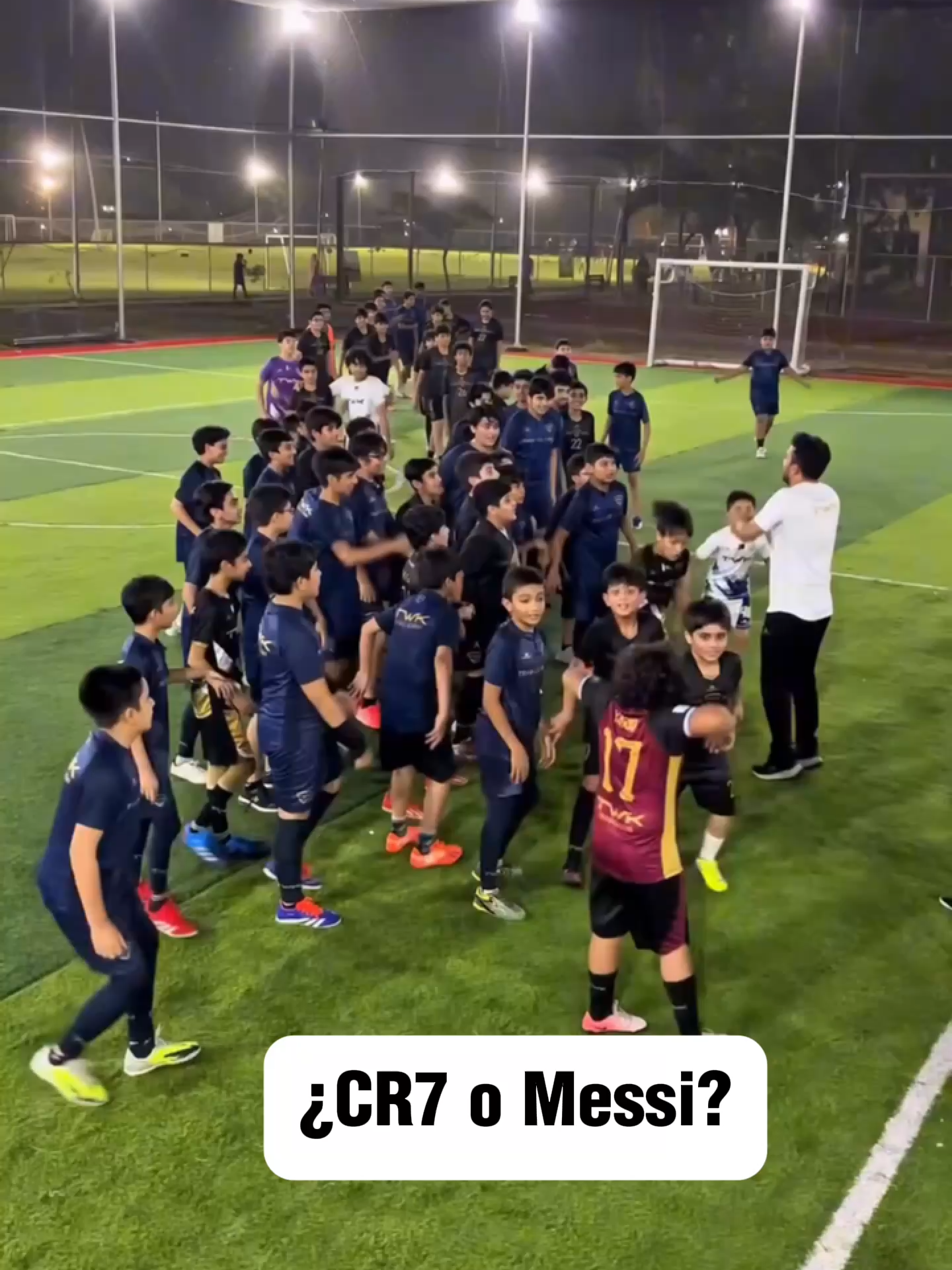 Los pusieron a elegir entre Cristiano-Messi y... ESTO SUCEDIÓ 😱 (vía TWK Football Club) #messi #cristianoronaldo #TikTokDeportes #viral #siuuuu