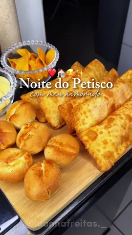 Noite do petisco com meu namorado 🥰 #lanche #petisco #namoro #casal #foryour 