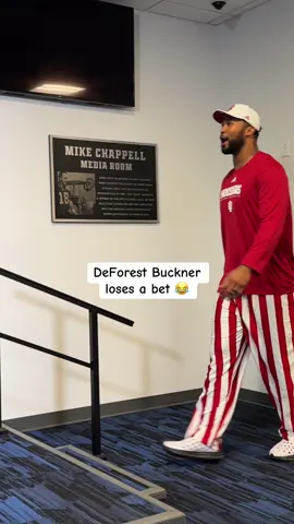 Colts DT and Oregon alum DeForest Buckner paying his debt to owner Kalen Jackson (Indiana alum) after the Ducks’ loss to the Hoosiers on Saturday. Jackson was watching via FaceTime and I’m sure thoroughly enjoyed this. 😂