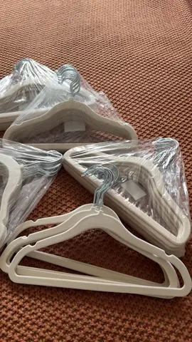 ✨ Organização com charme e delicadeza! ✨ Esses cabides infantis em veludo bege são perfeitos para deixar o guarda-roupa dos pequenos lindo, organizado e com um toque sofisticado. 💛 O veludo evita que as roupinhas escorreguem e ainda traz um acabamento super elegante! 👶🧸 👉 Garanta já o seu kit e transforme o closet infantil! #OrganizaçãoInfantil #CabidesInfantis #GuardaRoupaOrganizado #Maternidade #DetalhesQueEncantam   