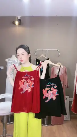 Áo nhung hai dây thêu cá chép tôn da, có đủ size S, M, L. Màu đỏ đô cực kỳ trắng da, lại còn có màu đen nữa!