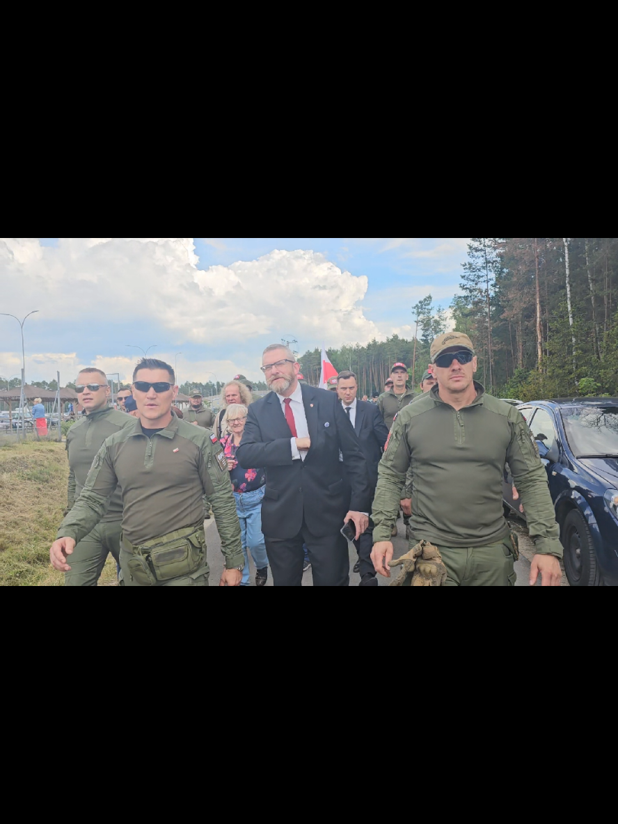 Czekam na komentarze, siadam w fotel i czekam aż seby się odpalą 😉 #polskizolnierz #muremzapolskimmundurem #zlodobremzwyciezaj #soldiers #wojownicy 
