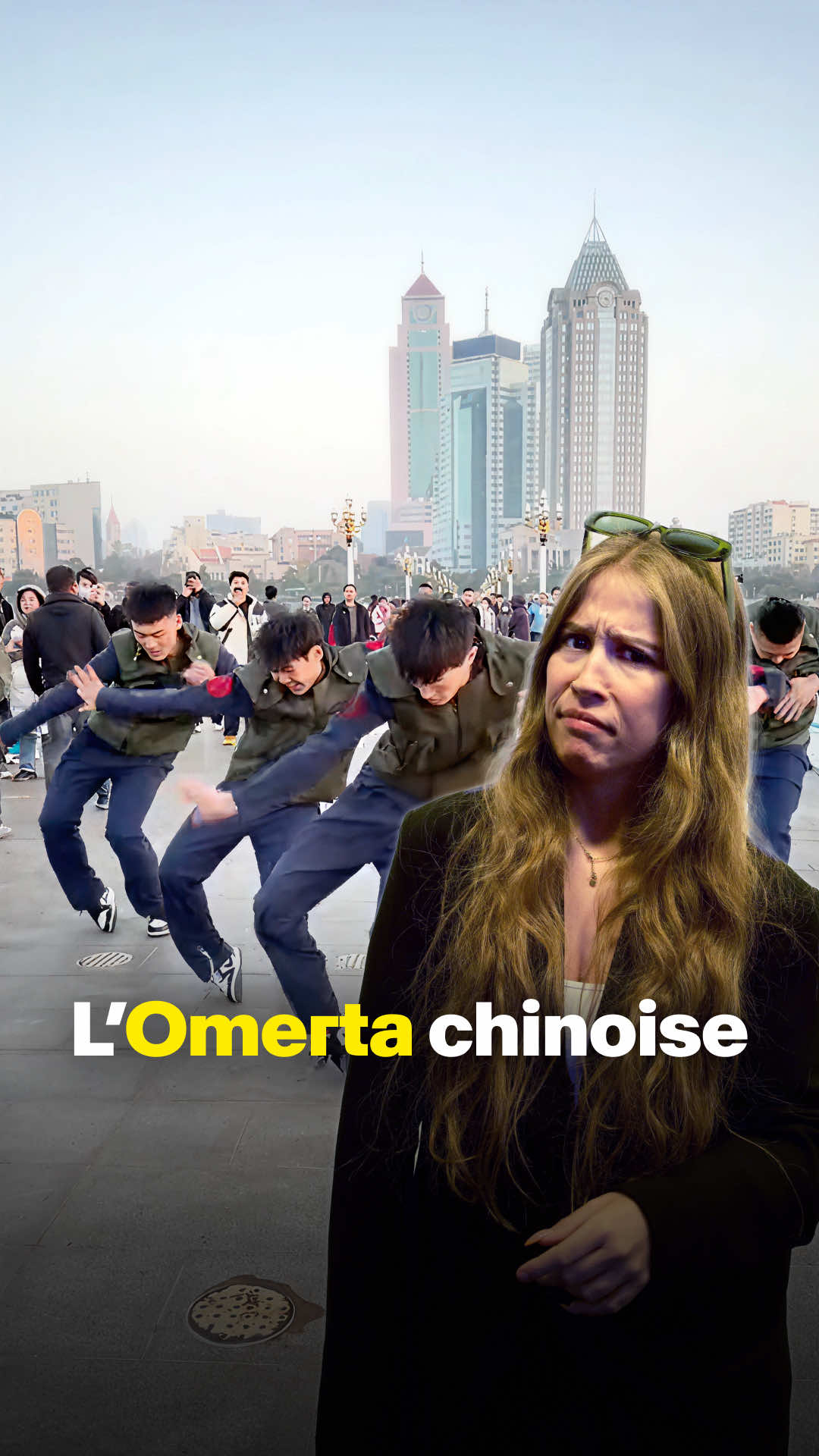 Pourquoi tout le monde veut rejoindre l’omerta chinoise??? L’omerta signifie la loi du silence, une sorte de pacte qui interdit à des membres d’un groupe de révéler des secrets compromettants. Elle est liée à la mafia italienne. 🇮🇹 Maintenant, ce terme est utilisé pour décrire les sujets que les citoyen.en.s chinois.e.s n’abordent pas, pour éviter des ennuis avec le gouvernement. Sauf que c’est devenu une trend sur TikTok où les gens doivent faire cette danse, que tu vois partout, pour rejoindre l’omerta (rip vos chevilles et vos genoux). C’est comme un rite de passation en gros. Bref, l’omerta chinoise part d’un terme sérieux, qui finit en danse sur TikTok ! 🥲 @Diana Janeiro  ©️ Radio Télévision Suisse 🐟🥢 #omerta 