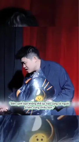 Những ngày tháng một mình, ta vượt qua bằng cách tự trở thành bờ vai.Lúc mệt mỏi, xin hãy cứ ngồi xuống và tự ôm lấy chính mình. Đôi khi, lời an ủi tuyệt vời nhất không đến từ bất kỳ ai khác, mà đến từ cái ôm lặng lẽ ta dành cho tâm hồn mình.Nhưng chính sự cô đơn này dạy ta yêu bản thân mình nhất.  #xuhuong #fyp #videoviral #ngontinh 
