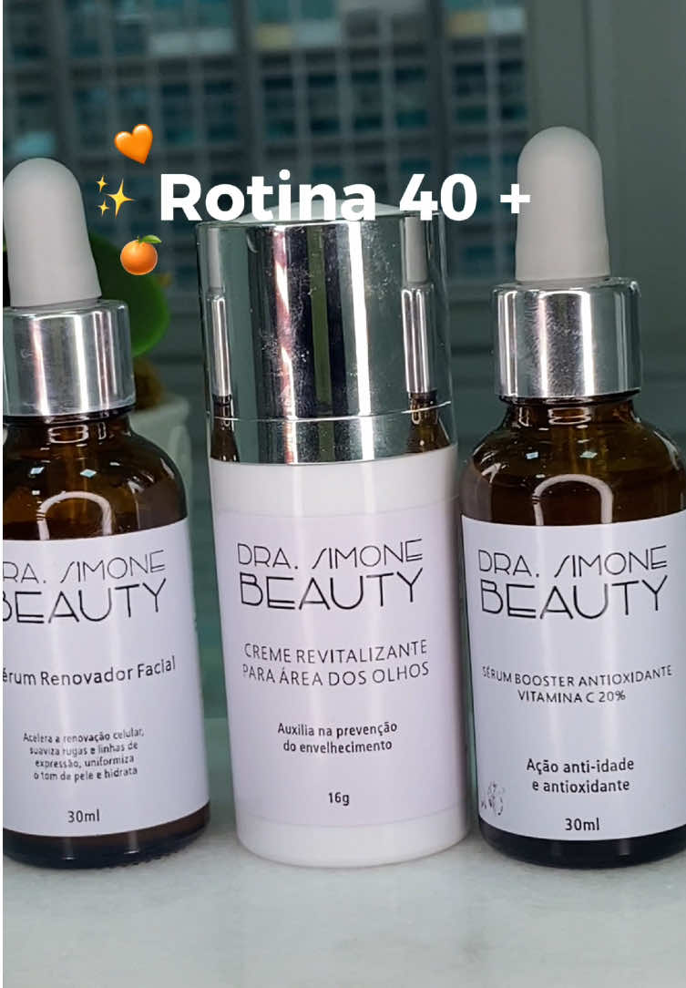 ✨ Cuidados essenciais para a pele madura – Kit 40+ Dra. Simone Beauty ✨ Com o passar dos anos, a pele muda: metabolismo mais lento, menor síntese de colágeno e elastina. Por isso, ela exige cuidados especiais para se manter saudável, radiante e firme. 💧 Etapa 1 – Sérum Booster Vitamina C 20% Efeito rejuvenescedor, antioxidante e clareador. Estimula colágeno, melhora firmeza e elasticidade, suavizando rugas e linhas de expressão. 🌟 Etapa 2 – Sérum Renovador Facial Acelera a renovação celular, uniformiza o tom, suaviza rugas e linhas finas e promove hidratação profunda. Com Ácido Glicólico + Vitamina C, oferece luminosidade e ação anti-idade. 👁️ Etapa 3 – Creme Revitalizante para Área dos Olhos Previne o envelhecimento, melhora o tônus vascular e reduz olheiras. Suaviza linhas finas e aumenta a firmeza e luminosidade da região. 💡 Dica: Para melhores resultados, use também o Sabonete Líquido com Ácido Glicólico. A rotina perfeita para revitalização, nutrição e luminosidade da pele madura, mantendo-a macia, suave e visivelmente rejuvenescida! 🌿 #DraSimoneBeauty #Skincare40Plus #AntiIdade #PeleMadura #Rejuvenescimento #BelezaComCiência #RotinaDeSkincare 