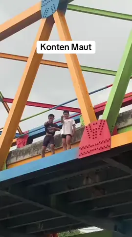 dua orang remaja sengaja membuat konten terjun dari jembatan perpil kota tegal,tapi tidak di sangka ternyata kedua remaja tersebut tidak bisa berenang,sampai malam hari ini tanggal 16 oktober kedua remaja tersebut belum di temukan, #fyp #viral 
