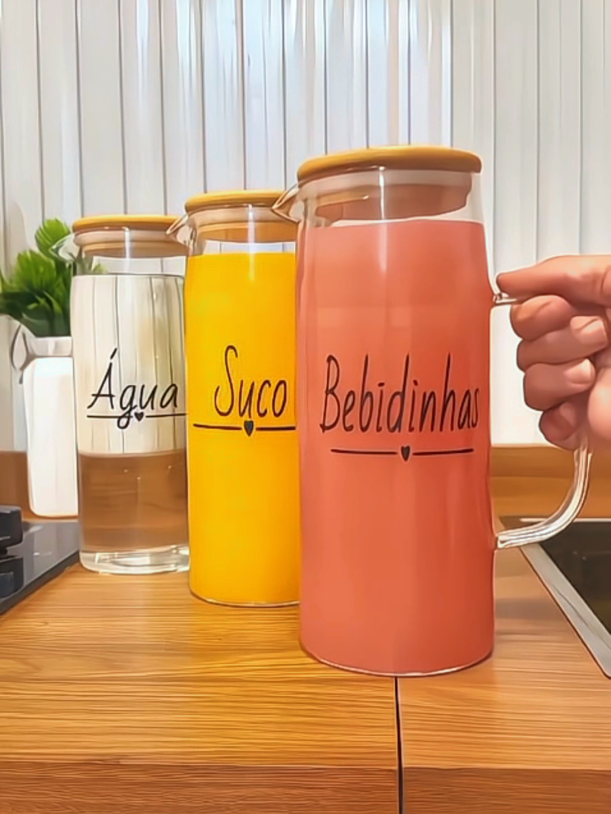 🥤 Jarra de Vidro 1L com Tampa de Bambu Ideal para servir sucos, chás ou deixar a água geladinha na geladeira 🍋 Com design elegante e moderno, ela une beleza e funcionalidade, deixando sua mesa ou cozinha ainda mais charmosa. ✅ Capacidade: 1 litro ✅ Material: vidro com tampa de bambu ✅ Altura: 21,5 cm ✅ Circunferência: 9 cm #achadinhos #achadinhodashopee #shopee #cozinha #utilidades 