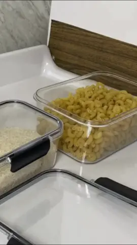 Organização e beleza que dá gosto de ver! Esse kit com 9 potes herméticos em acrílico cristal é perfeito pra manter tudo fresco, visível e no lugar certo 🍝🥜 Com trava segura e design empilhável, ele transforma qualquer despensa num cantinho digno de foto 💛 Kit com 9 potes por apenas R$ 124,33, link nos comentários ❤️  #poteshermeticos #organizacaodecozinha #cozinhaorganizada #potesacrilico #organizandocomestilo 